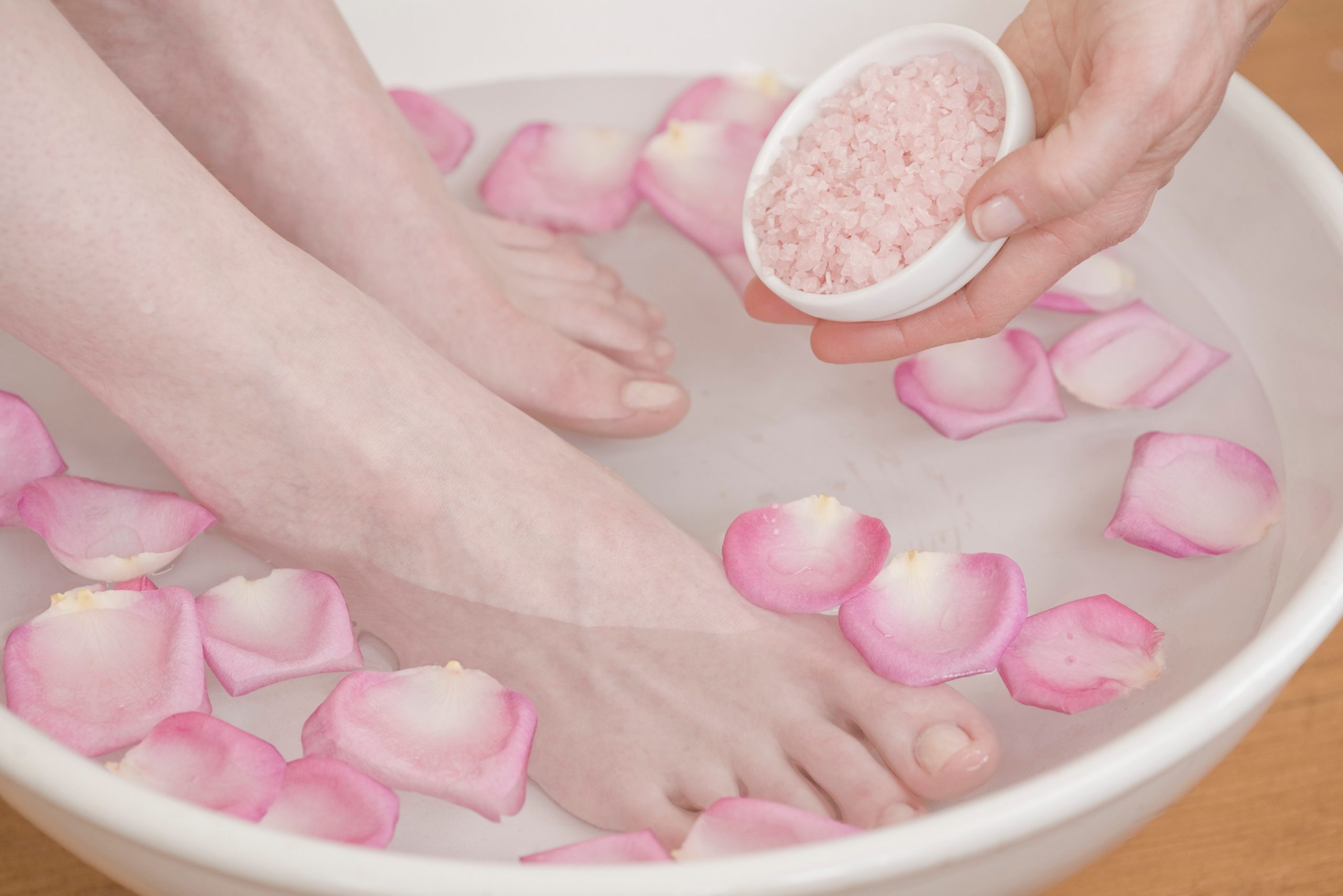 Как часто делать ванночки. Ванночка для ног с солью. Солевые ванночки для стоп. Распаривание ног в ванночке. Spa ванночки для ног.